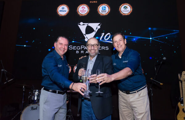 Alexandre Camillo (à esq.), presidente do Conselho, e Paulo Rogério dos Santos (à dir.), CEO da SegPartners Brasil, brindam com Boris Ber (ao centro), presidente do Sincor-SP.